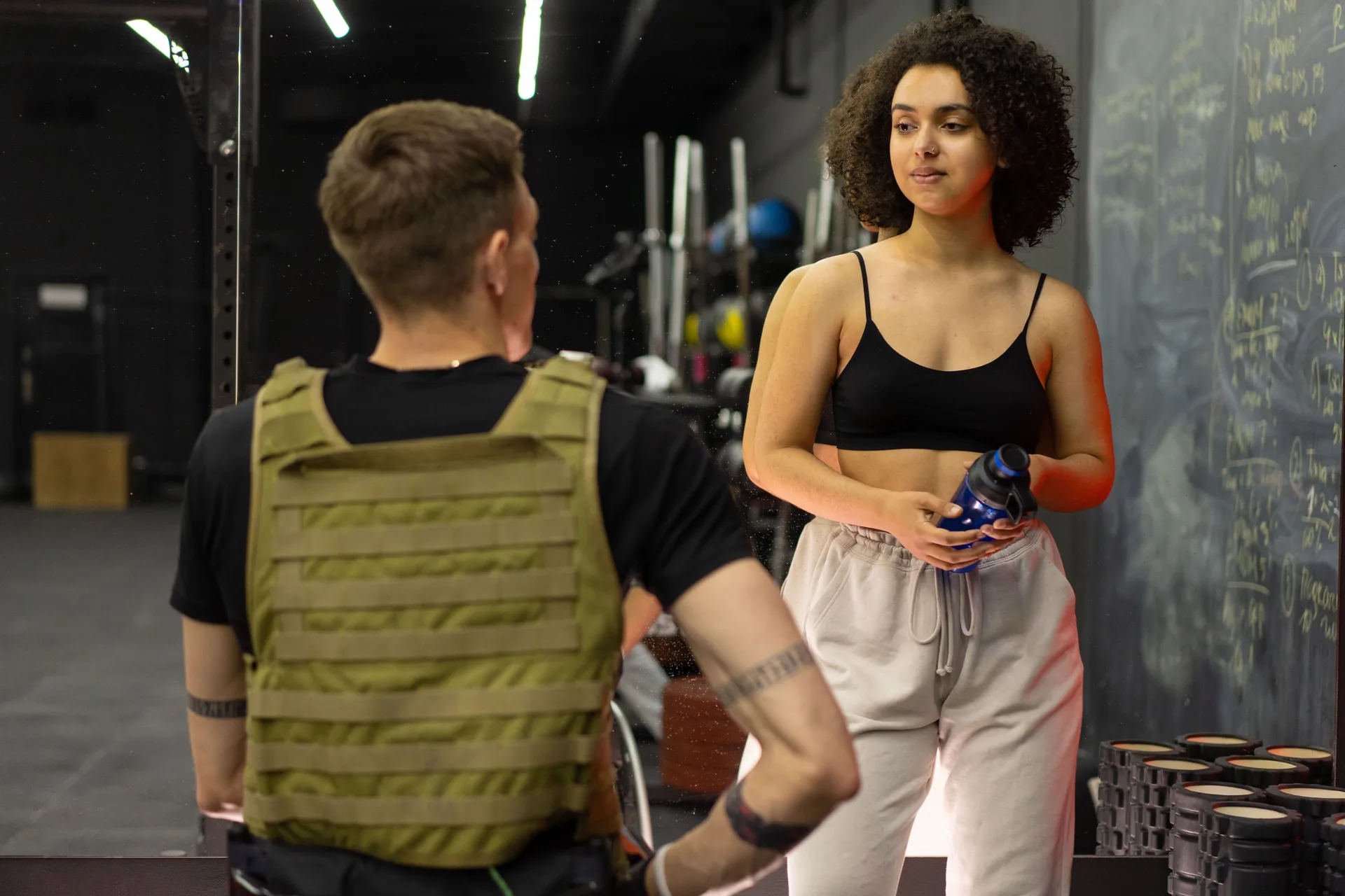 Personal trainer e cliente em academia