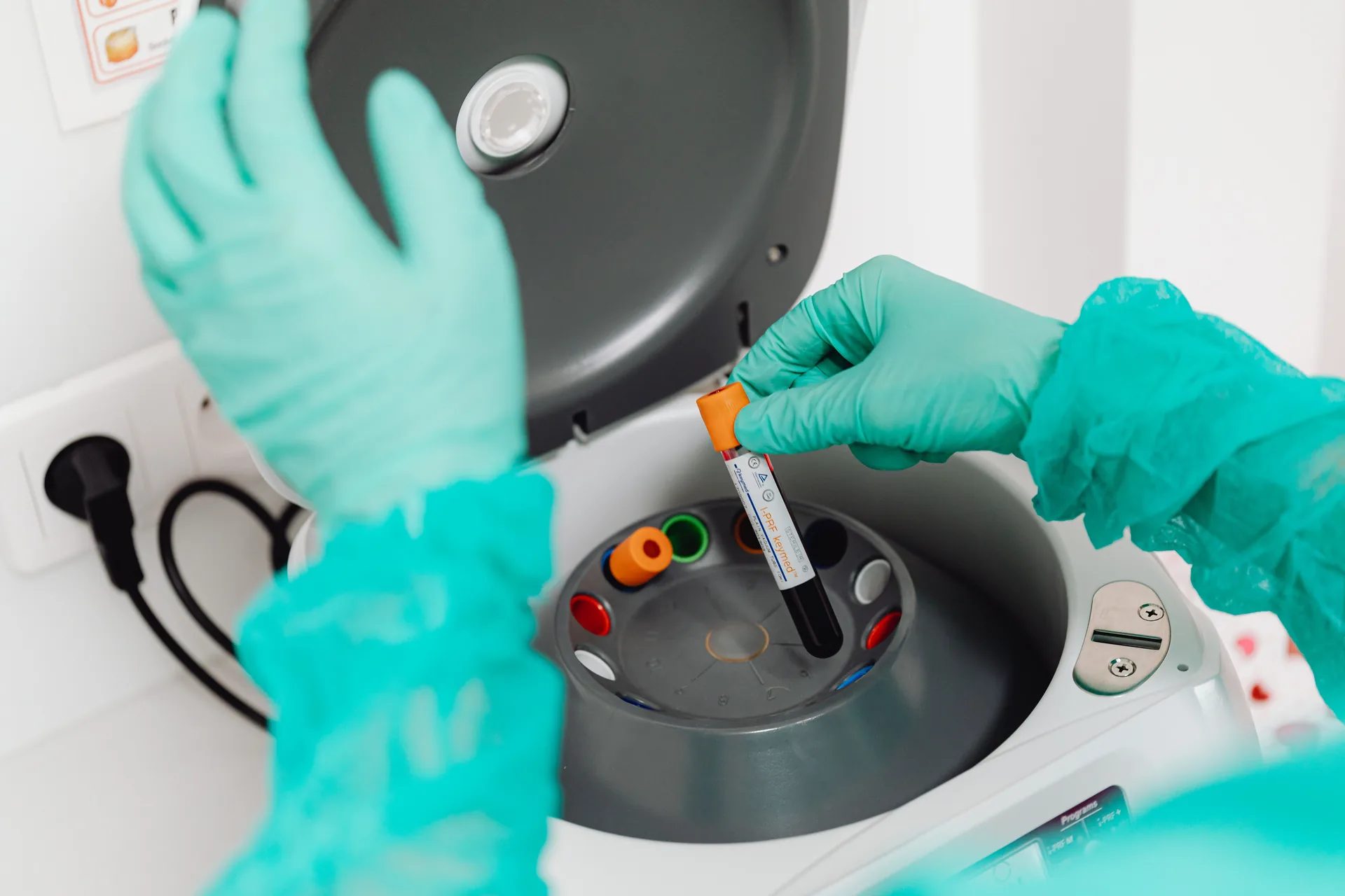 Profissional de laboratório operando equipamento de diagnóstico