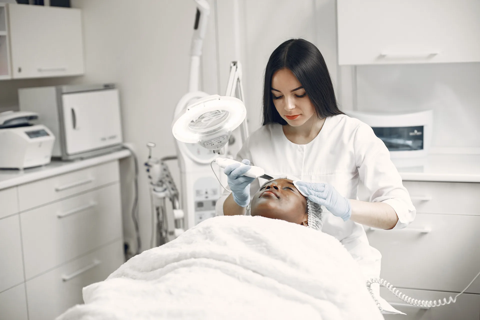 Procedimento facial em clínica de estética