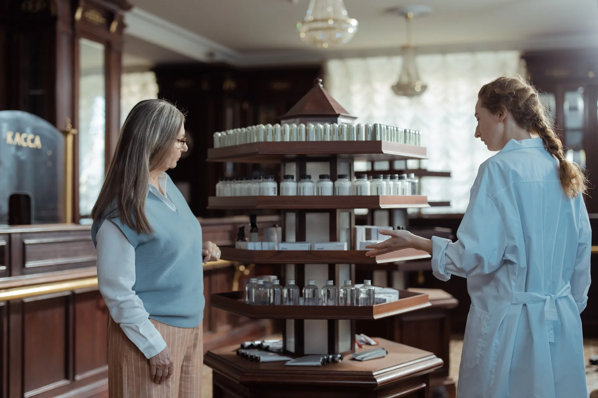 Farmacêutica orientando cliente em ambiente de farmácia