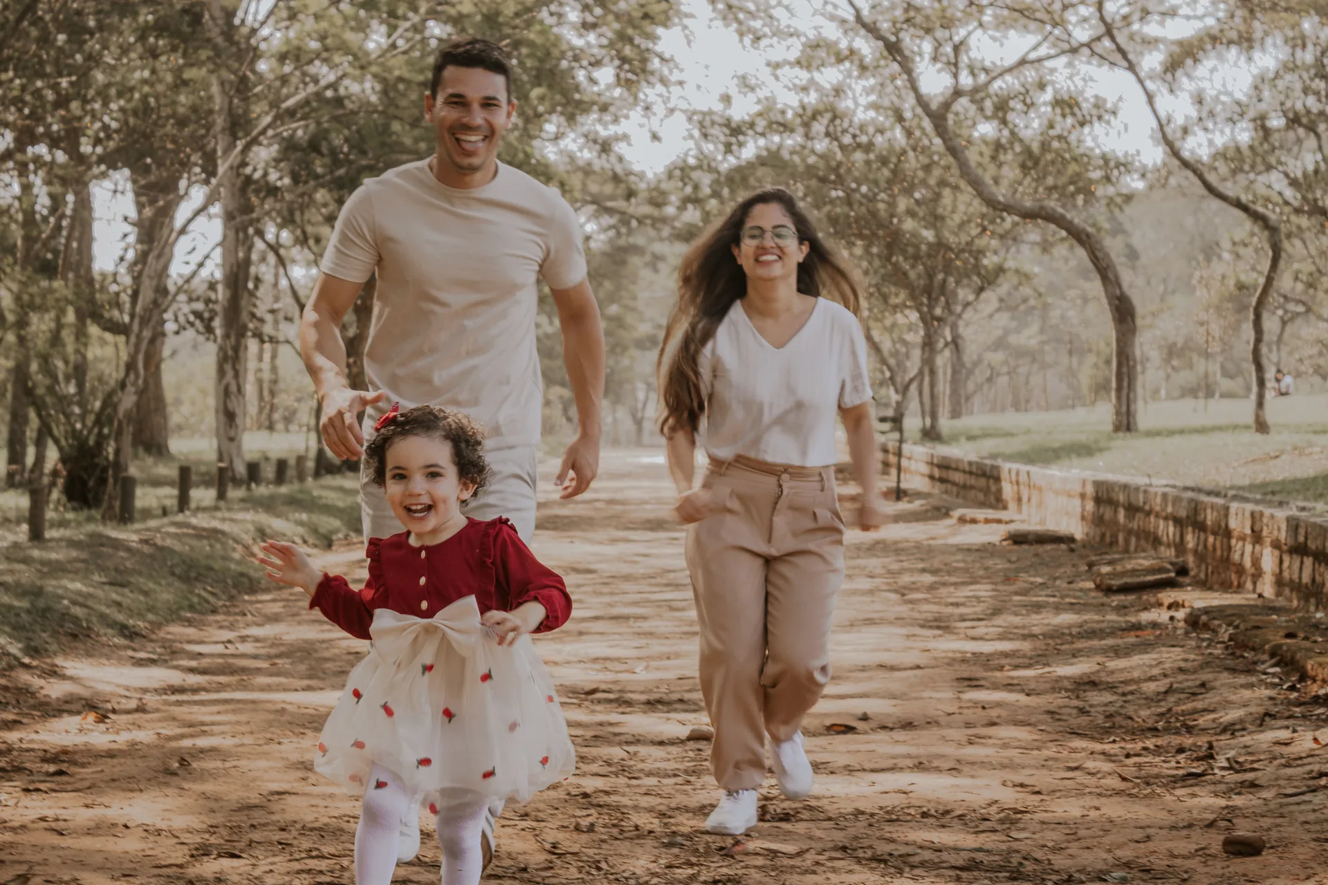 Família caminhando em parque de São Paulo